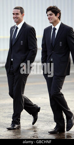 Cricket - England Fahren Sie Nach West Indies - Gatwick Airport. Kevin Pietersen und Alastair Cook aus England (rechts) am Flughafen Gatwick, London. Stockfoto