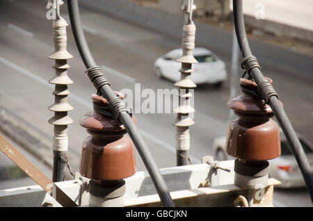 Isolator auf Strom Säule oder Strommast bei neben Straße in Bangkok, Thailand Stockfoto