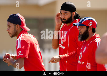 England dreht Bowlingtrainer Mushtaq Ahmed (Mitte) mit Adil Rashid (links) und Monty Panesar während einer Nets-Session auf dem Warren Park Cricket Ground, St. Kitts. Stockfoto