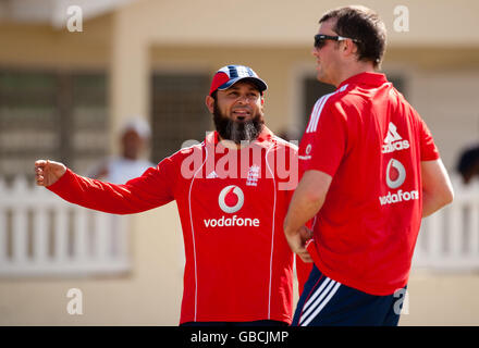 Cricket - England Nets Session - Warren Park Cricket Ground - St. Kitts. England dreht Bowlingtrainer Mushtaq Ahmed mit Graeme Swann (rechts) während einer Nets-Session auf dem Warren Park Cricket Ground, St. Kitts. Stockfoto