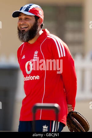 England Spin Bowlingtrainer Mushtaq Ahmed während einer Nets-Session auf dem Warren Park Cricket Ground, St. Kitts. Stockfoto