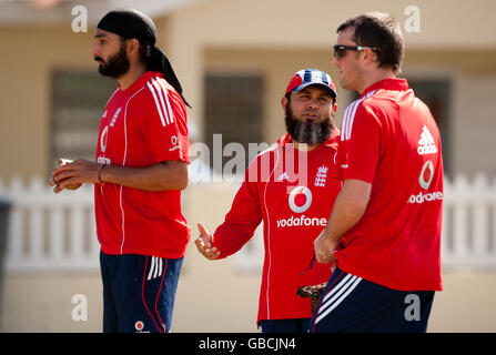 England Spin Bowlingtrainer Mushtaq Ahmed (Mitte) mit Monty Panesar und Graeme Swann (rechts) während einer Nets Session im Warren Park Cricket Ground, St. Kitts. Stockfoto