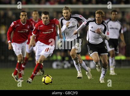 Paul Green von Derby County (rechts in der Mitte) Und Paul Anderson vom Nottingham Forest (links in der Mitte) Führe die Jagd nach dem Ball im Pride Park an Stockfoto