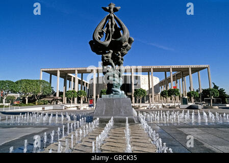 Das imposante "Frieden auf Erden" Bronzeskulptur von Jacques Lipchitz steht inmitten von 280 tanzen Wasserfontänen in der Musik Center Plaza in der Innenstadt von Los Angeles, Kalifornien, USA. Stieg auf 29 Fuß (8,8 Meter), der 10-Tonnen (10000-Kilogramm) Kunstwerk wurde im Jahr 1969 eingeweiht und ist gekrönt von einer Taube absteigend auf die Erde mit dem Geist des Friedens. Dies ist die größte Skulptur von 1973 verstorbene Litauen geborene Künstler erstellt. Das Runde Gebäude dahinter ist Mark Taper Forum, einer von mehreren Orten des Performing Arts Center von Los Angeles County, bekannt als LA Music Center. Stockfoto