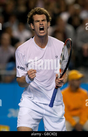 Der britische Andy Murray feiert den Sieg des österreichischen Jurgen Melzer bei den Australian Open 2009 im Melbourne Park, Melbourne, Australien. Stockfoto