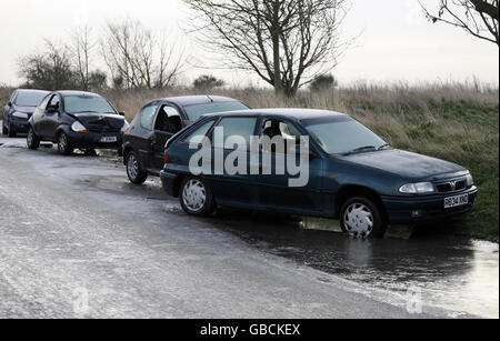 Beschädigte Autos werden am Straßenrand im Two Tree Island Nature Reserve, Leigh on Sea, Essex, verlassen. Stockfoto