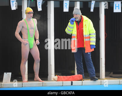 BEARBEITER BEACHTEN INHALT.Charity Schwimmer, Graham Smith, trotzt der Kälte mit Humor und ein Mann-kini während der National Cold Water Swimming Championship in Tooting Bec, London. Stockfoto