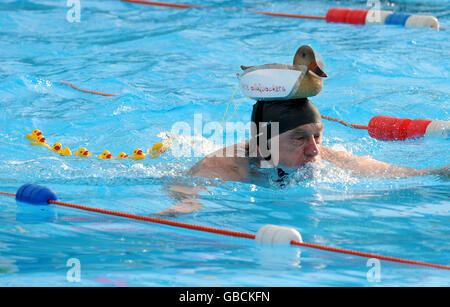 Ein Wohltätigkeitsschwimmer nimmt heute an der National Cold Water Swimming Championship in Tooting Bec, London Teil. Stockfoto