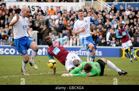 Carlton Cole von West Ham United geht spät in Hartlepool ein Der Vereinigte Torwart Arran Lee-Barrett Stockfoto