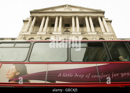 Ein Londoner Bus fährt vor der Bank of England im Zentrum Londons. Stockfoto