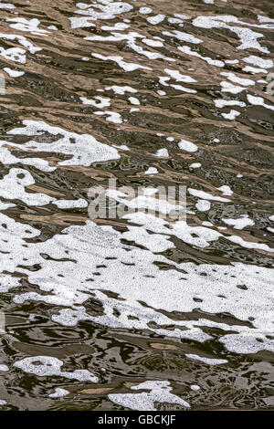 Verschmutztes Wasser mit Schaum Bläschen an der Oberfläche Stockfoto