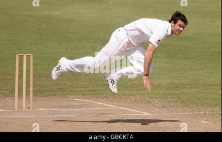 Der Engländer James Anderson während der Verfolgung, nachdem er beim Tourspiel am Warren Park Cricket Ground, St. Kitts, einen Ball gekegelt hatte. Stockfoto