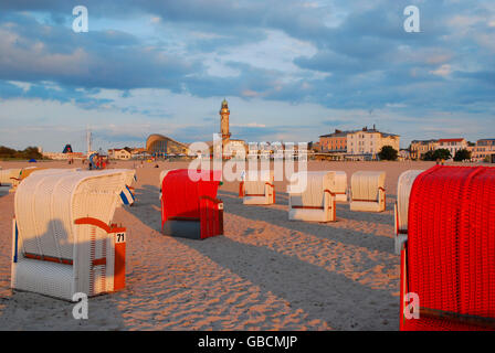 Sommer, Urlaub, Ostsee, Seebad, Warnemünde, Strand, Teepott, Leuchtturm, Strandkoerbe, Mecklenburg-Vorpommern, Deutschland Stockfoto