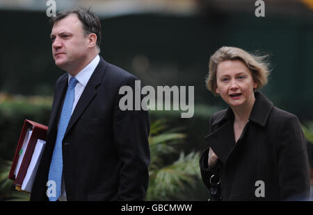 Der Sekretär für Kinder, Schulen und Familien, Ed Balls, und die Chefsekretärin des Finanzministeriums, Yvette Cooper, kommen nach diesem vormittagssitzung in der Downing Street 10 in London an. Stockfoto