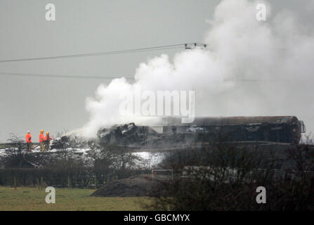 Feuerwehrleute am Schauplatz eines 'intensiven' Feuers, nachdem ein Güterzug mit Treibstoff entgleiste und in der Nähe von Stewarton in Ayrshire Feuer fing. Stockfoto