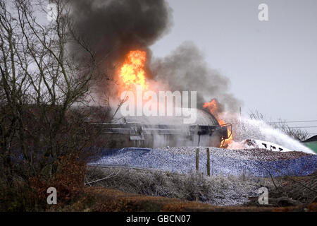 Die Szene eines 'intensiven' Feuers, nachdem ein Güterzug mit Treibstoff entgleiste und in der Nähe von Stewarton in Ayrshire Feuer fing. Stockfoto