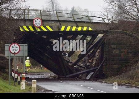 Die eingestürzte Eisenbahnbrücke am Schauplatz eines 'intensiven' Feuers, nachdem ein Güterzug mit Treibstoff entgleiste und in der Nähe von Stewarton in Ayrshire Feuer fing. Stockfoto