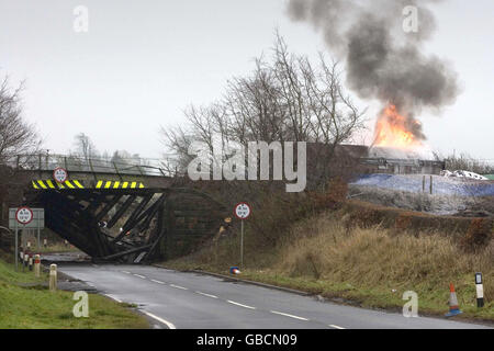 Die Szene eines 'intensiven' Feuers, nachdem ein Güterzug mit Treibstoff entgleiste und in der Nähe von Stewarton in Ayrshire Feuer fing. Stockfoto