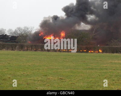 Die Szene eines intensiven Feuers, nachdem ein Güterzug mit Treibstoff entgleiste und in der Nähe von Stewarton in Ayrshire Feuer fing. Stockfoto