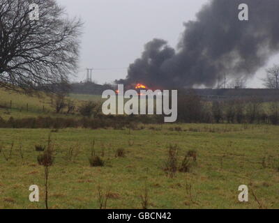 Die Szene eines intensiven Feuers, nachdem ein Güterzug mit Treibstoff entgleiste und in der Nähe von Stewarton in Ayrshire Feuer fing. Stockfoto