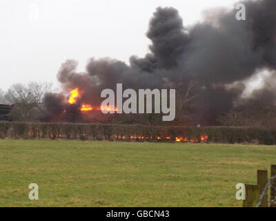 Die Szene eines intensiven Feuers, nachdem ein Güterzug mit Treibstoff entgleiste und in der Nähe von Stewarton in Ayrshire Feuer fing. Stockfoto