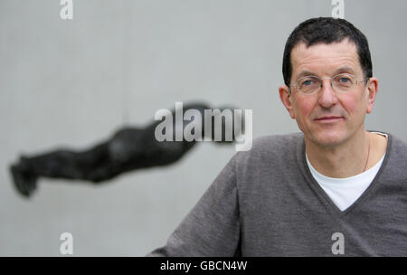 Antony Gormley betrachtet seine Skulptur Filter (2002), die gerade in der Manchester City Art Gallery ausgestellt wurde. Stockfoto