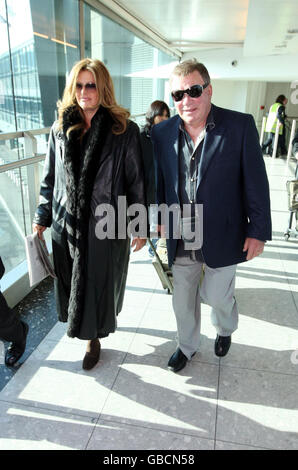 Der Schauspieler William Shatner und seine Frau Elizabeth Anderson Martin kommen im Terminal 3 am Flughafen Heathrow im Westen Londons an. Stockfoto