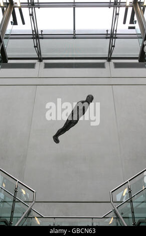 Antony Gormley Skulptur wird ausgestellt Manchester City Art Gallery. Antony Gormleys Skulptur Filter (2002), die gerade in der Manchester City Art Gallery ausgestellt wurde. Stockfoto