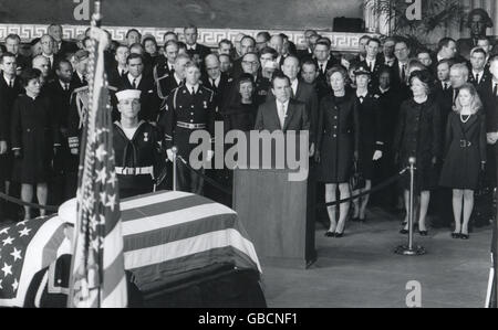 Präsident Richard M. Nixon eulogizes ehemaliger Präsident Dwight D. Eisenhower in Zeremonien März 30 in der Rotunde des Kapitols in Washington, DC. Stehen hinter Mr Nixon Frau Mamie Eisenhower, Sohn John und seine Frau Barbara. Rechts sind Frau Nixon und Tochter Tricia. Stockfoto