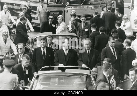 Berlins Bürgermeister Willie Brandt, Präsident John F. Kennedy und Bundeskanzler Konrad Adenauer (l-R im Fahrzeug). Stockfoto