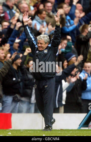 Fußball - FA Barclaycard Premiership - Manchester City / Manchester United. Der Manager von Manchester City, Kevin Keegan, feiert seinen Sieg gegen Manchester United Stockfoto