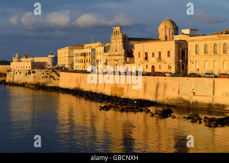 Sunrise Ortygia Strandpromenade, Syrakus, Sizilien, Italien Stockfoto