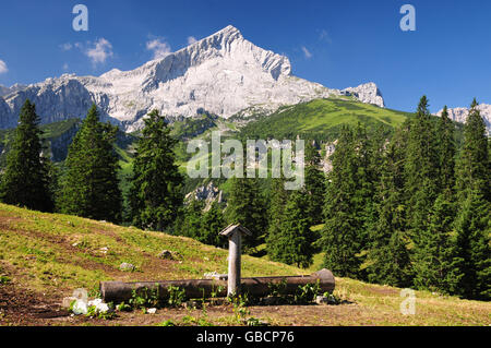 Brunnen, Blick zum Berg Alpspitze, Garmisch-Partenkirchen, Bayern, Deutschland Stockfoto