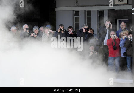 Enthusiasten packen die Bahnsteige der York Station, wenn die Peppercorn-Klasse A1 60163 Tornado die Station verlässt. Stockfoto