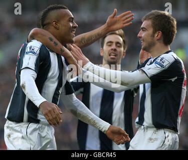 Fußball - Barclays Premier League - Hull City / West Bromwich Albion - KC Stadium. Jay Simpson (l) von West Bromwich Albion feiert mit seinen Teamkollegen nach dem Ausgleich Stockfoto