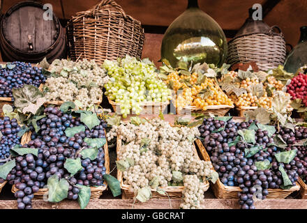 Verschiedene Sorten von Trauben in den Weidenkörben. Marktplatz. Gesunde Ernährung. Stockfoto