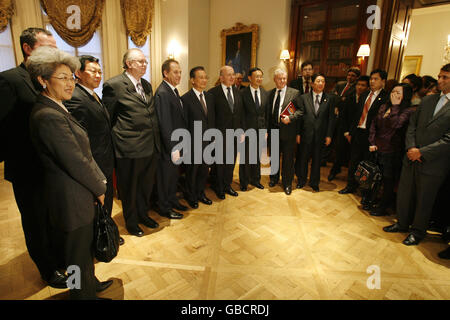 Der chinesische Premier Wen Jiabao hat ein Gruppenfoto gemacht, als er bei einem Treffen mit jungen Geschäftsleuten im Mandarin Oriental Hotel in Knightsbridge, West-London, mit seinem Außenminister Yang Jiechi (Mitte rechts) anwesend ist. Stockfoto