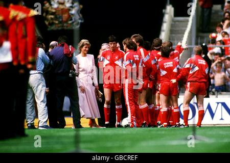 Alan Hansen präsentiert sein Liverpool-Team bereits vor Prinzessin Diana Das Spiel Stockfoto