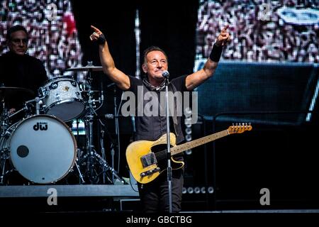 Mailand, Italien. 5. Juli 2016. Der amerikanische Rock-Sänger und Songschreiber Bruce Springsteen und die E Street Band auf der Bühne dargestellt, wie sie live am San Siro Stadion in Mailand, Italien spielen. Bildnachweis: Roberto Finizio/Pacific Press/Alamy Live-Nachrichten Stockfoto