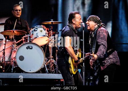 Mailand, Italien. 5. Juli 2016. Der amerikanische Rock-Sänger und Songschreiber Bruce Springsteen und die E Street Band auf der Bühne dargestellt, wie sie live am San Siro Stadion in Mailand, Italien spielen. Bildnachweis: Roberto Finizio/Pacific Press/Alamy Live-Nachrichten Stockfoto