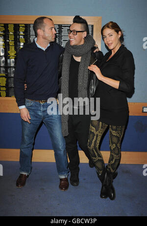 GOK Wan (Mitte) mit Radiomoderatoren Johnny Vaughan und Lisa Snowdon in der Capital Radio Breakfast Show in London. Stockfoto