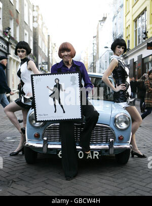 Die Modedesignerin Mary Quant, Mitte, bringt die Royal Mail's Design Classics Briefmarken mit einem original Mini von 1959 in die Carnaby Street, London. Stockfoto