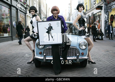 Die Modedesignerin Mary Quant, Mitte, bringt die Royal Mail's Design Classics Briefmarken mit einem original Mini von 1959 in die Carnaby Street, London. Stockfoto