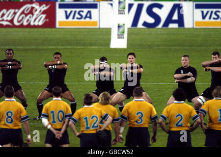 Rugby Union - Weltmeisterschaft 2003 - Halbfinale - Neuseeland gegen Australien. Neuseeländische Spieler machen den traditionellen Haka, wie australische Spieler aussehen Stockfoto