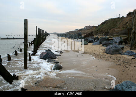 Ein allgemeiner Blick auf die hölzernen Meeresverteidigungen, die in den späten 50er Jahren in Happisburgh, North Norfolk, errichtet wurden. Sie sind in den letzten Jahren gescheitert, und große Stücke der sandigen Klippen fallen regelmäßig ins Meer Stockfoto