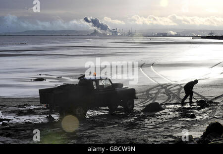 Seekohle wird von einem Strand in Hartlepool abgekratzt und auf einen LKW verladen. Mehrere Tonnen Kohle wird an den Stränden aus Nähten auf See abgeladen und bietet Einkommen für diejenigen, die bereit sind, den Elementen zu trotzen. Stockfoto