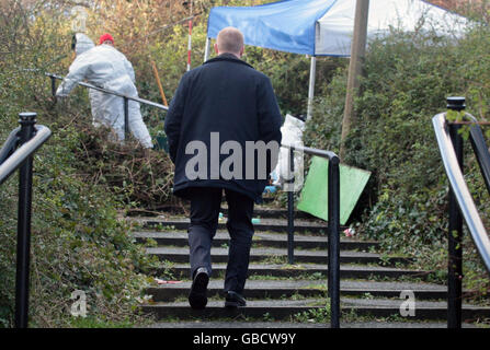 Die Polizei führt eine Suche nach Unterholz in der Granton-Gegend von Edinburgh durch, nachdem die menschlichen Überreste dort gefunden wurden und vermutlich zu Heather Stacey gehören, dessen schwer zersetzter Kopf am Mittwoch in einer Ikea-Tasche auf einem Fußweg in Newhaven in der schottischen Hauptstadt gefunden wurde, Dezember 31. Stockfoto