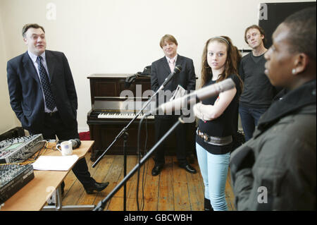 Ed Balls (links), Staatssekretär für Kinder, Schulen und Familien, beteiligt sich an der Tonaufnahme mit Kerry Godley, 17, und Isaac Adekoya, 18 (rechts) vom Southwark College, im Half Moon Theatre in Tower Hamlets, während er ein Projekt für Studenten besucht, die das Creative and Media Diploma studieren. Stockfoto