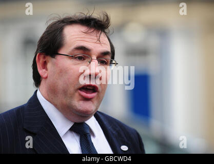 Der gewählte Bürgermeister von Doncaster Martin Winter spricht bei einer Pressekonferenz im Elmfield House, Doncaster, South Yorkshire, zu den Medien. Die Minister haben eine umfassende Untersuchung der Abteilung für Kinderdienste des rates angeordnet, da sie besorgt über den Tod von sieben Jugendlichen in der Region sind. Stockfoto