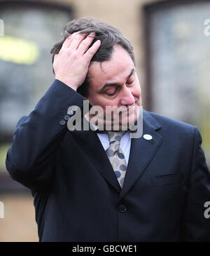 Paul Hart, Geschäftsführer des Doncaster Council, während einer Pressekonferenz im Elmfield House, Doncaster, South Yorkshire. Die Minister haben eine umfassende Untersuchung der Kinderdienststelle des rates angeordnet, da sie besorgt sind, dass in der Region sieben Jugendliche sterben. Stockfoto